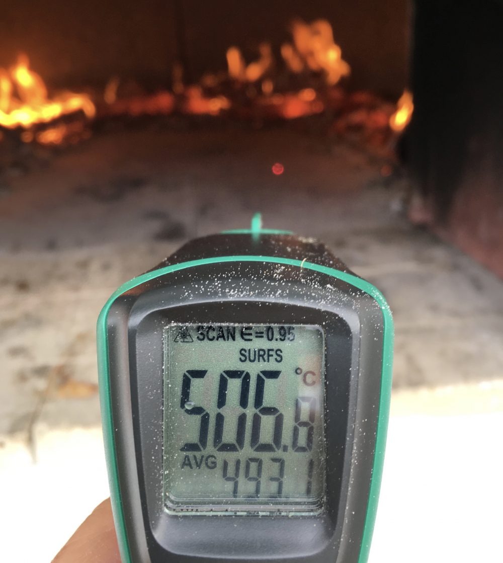 temperatur i pizzaovn måles med IR-thermometer
