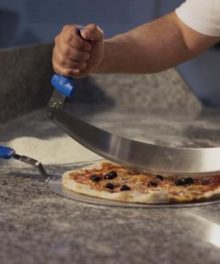 Stor pizzakutter. Den beste kutteren til å dele store tykke pizzabunner
